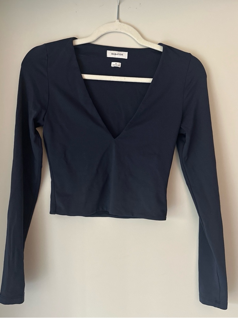 Babaton Navy V‑Neck Long‑Sleeve Cropped Top